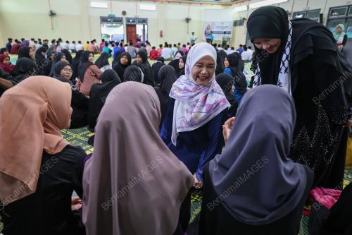 FADHLINA SIDEK