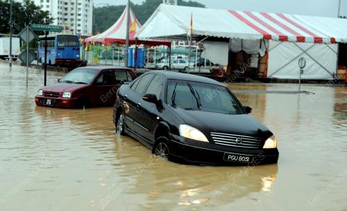 PG03_02092016_BANJIR_KILAT