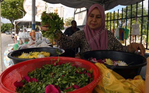 PENJUAL BUNGA DI TANAH PERKUBURAN