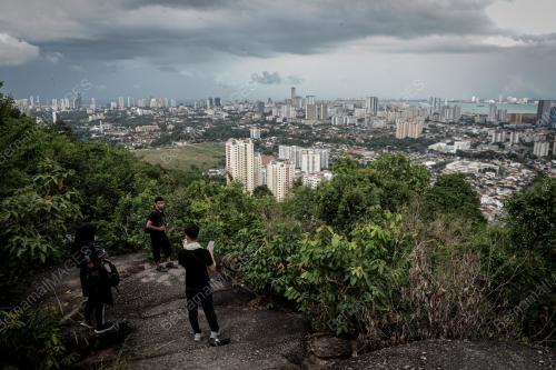 MENDAKI BUKIT HIJAU