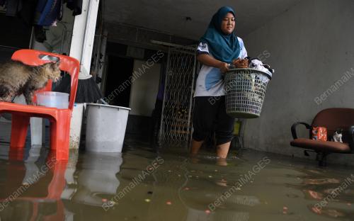 PG03_04102018_BANJIR_PAKAIAN
