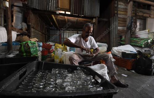 PENJUAL BOTOL KACA