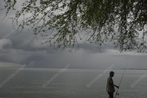 RIBUT PETIR DAN HUJAN LEBAT SERTA ANGIN KENCANG
