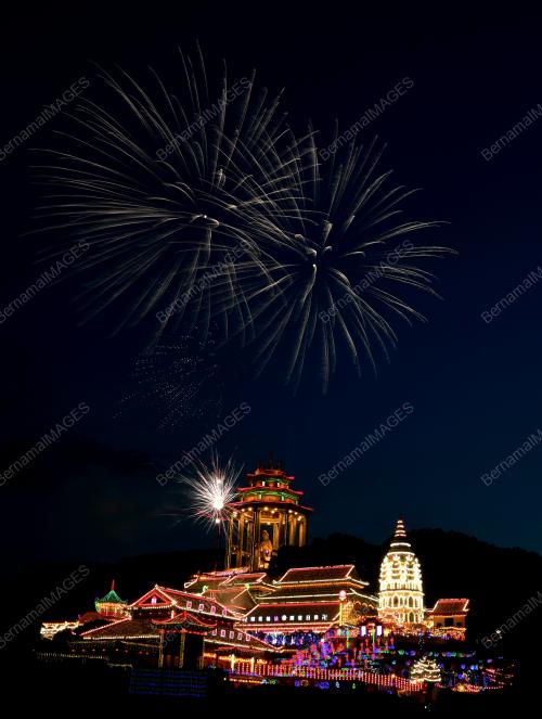 KEK LOK SI BERWARNA-WARNI