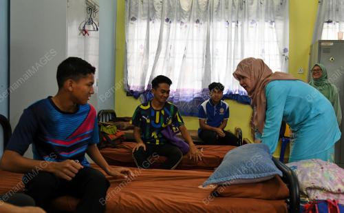 FADHLINA SIDEK