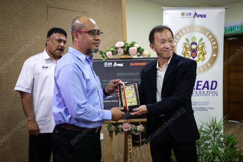 PROF DR AZLAN AMRAN
