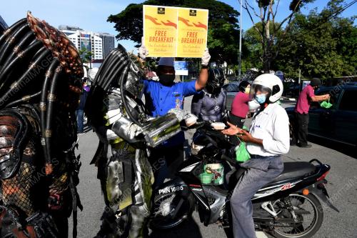 MAKLUK ASING BERI SARAPAN PERCUMA