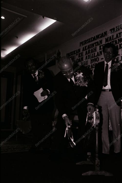 TYT TAN SRI DATUK (DR) HAJI HAMDAN SHEIKH TAHIR