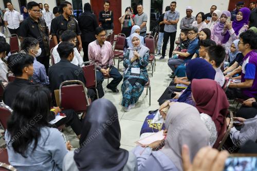 FADHLINA SIDEK