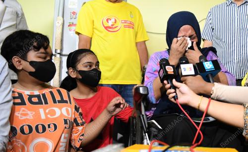 DUA BERADIK KEMBALI KE SEKOLAH