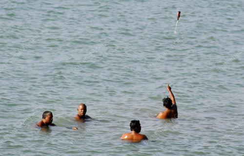 MANDI PANTAI