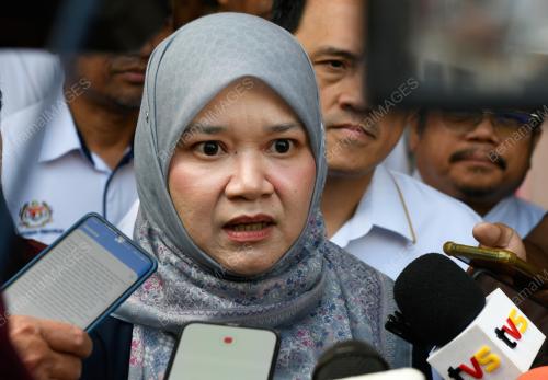 FADHLINA SIDEK