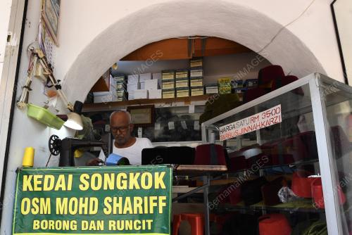 PEMBUAT SONGKOK TRADISI