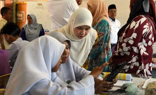 FADHLINA SIDEK