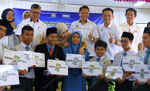 FADHLINA SIDEK