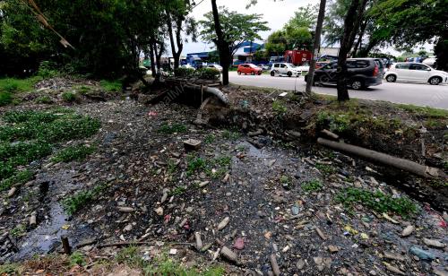 PG03_17092018_SAMPAH_SUNGAI