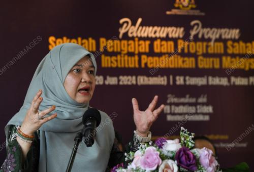 FADHLINA SIDEK