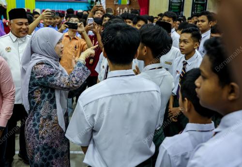 FADHLINA SIDEK