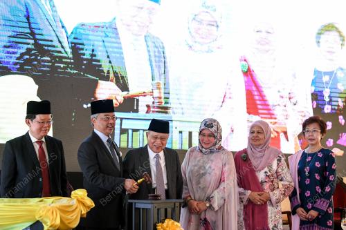 AL-SULTAN ABDULLAH RI'AYATUDDIN AL-MUSTAFA BILLAH SHAH