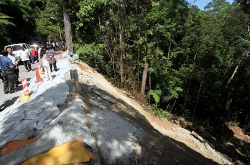TEMBOK BATU BERSANGKAR