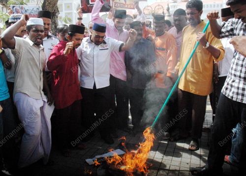 PG03_23112012_BAKAR_BENDERA