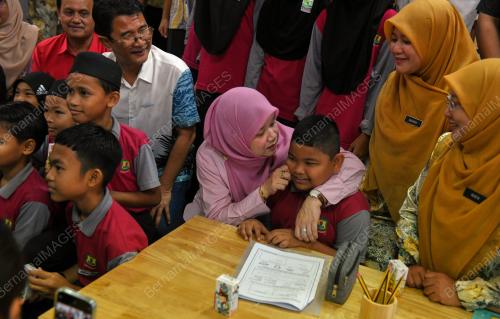 FADHLINA SIDEK