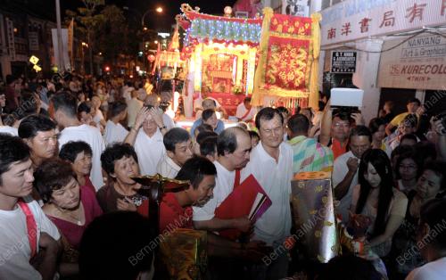 PG03_24102012_ORANG_RAMAI