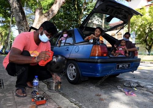 KELUARGA TINGGAL DALAM KERETA