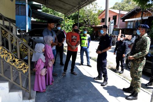 POLIS MEMANTAU DI KAMPUNG