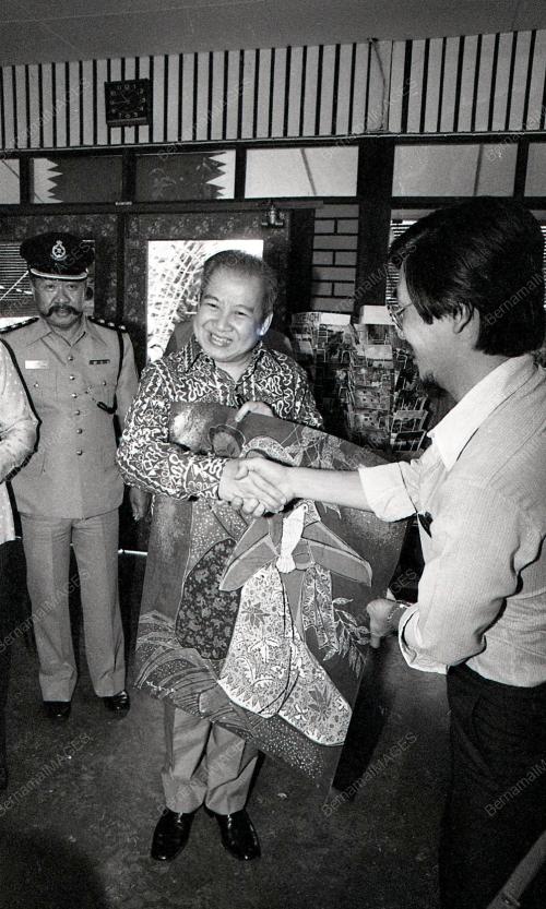 LAWAT KILANG BATIK