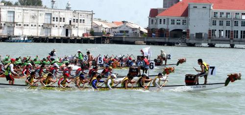 PERTANDINGAN PERAHU NAGA