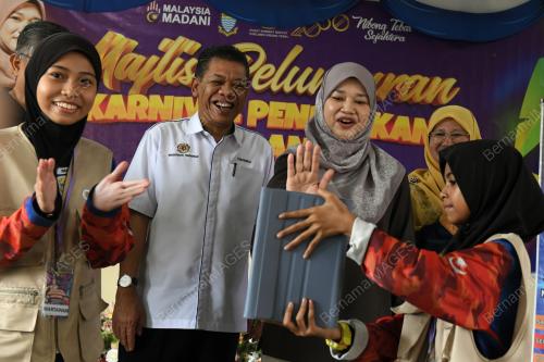 FADHLINA SIDEK