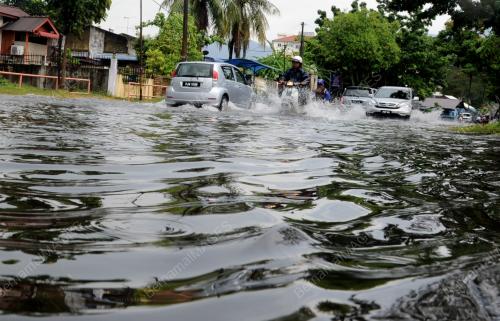PG03_27062012_BANJIR_KILAT
