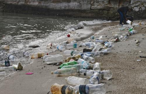NELAYAN KUTIP SAMPAH