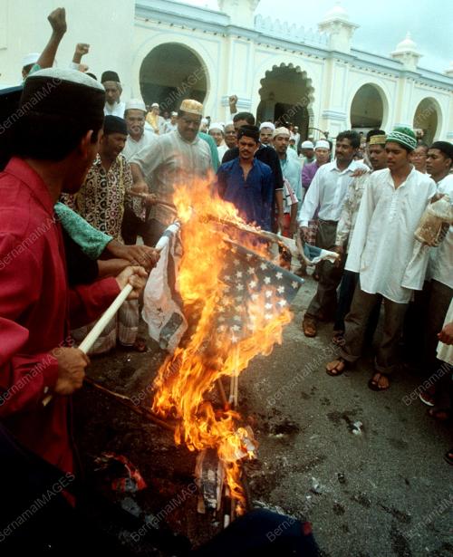 PG04-13_10_2000_BAKAR-BENDERA_14012016