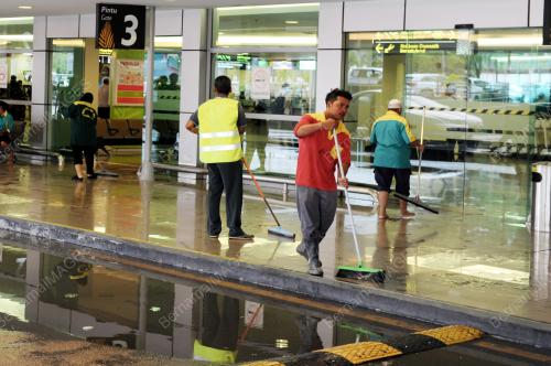 PG04_01042014_HUJAN_AIRPORT