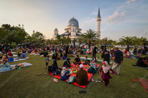 BERBUKA PUASA DI BULAN RAMADAN