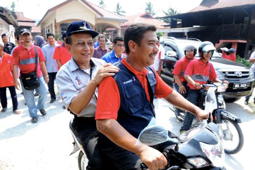 PG04_01072012_MENTERI_TINJAU