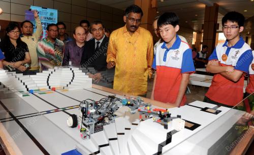 PG04_01102015_PAMERAN_ROBOT