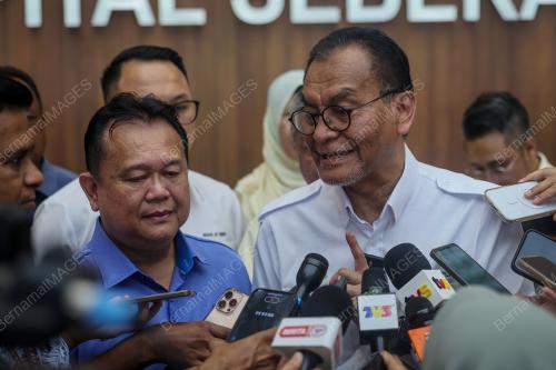 DATUK SERI DR DZULKEFLY AHMAD