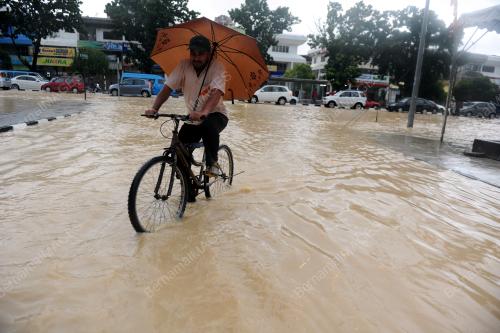 PG04_02092016_BANJIR_KILAT