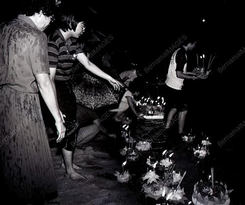 LOY KRATHONG