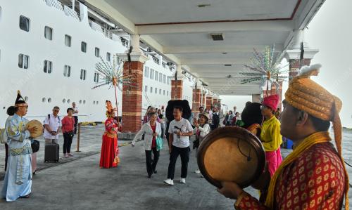 KAPAL PERSIARAN MEWAH