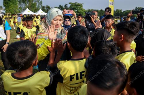FADHLINA SIDEK