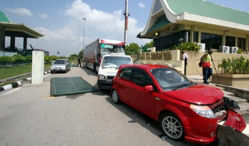 BAS REMPUH PEJABAT PLAZA TOL