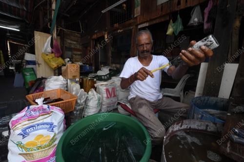 PENJUAL BOTOL KACA