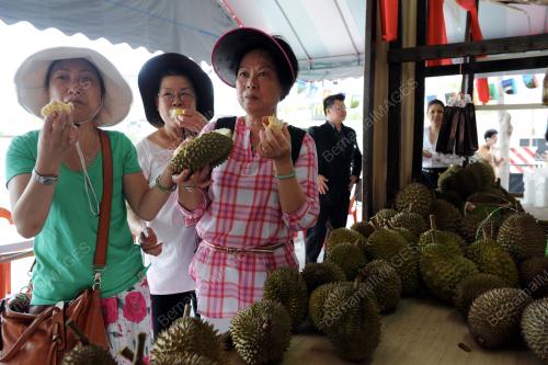 PG04_06062014_PELANCONG_DURIAN