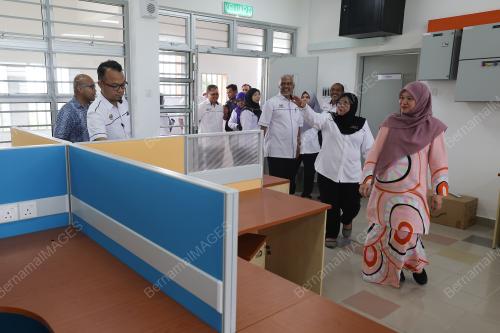 FADHLINA SIDEK