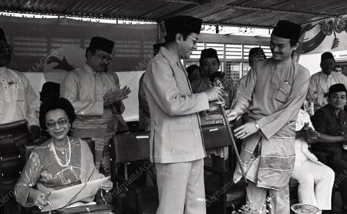 DR. MAHATHIR MOHAMAD