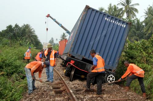KERETAPI TERGELINCIR